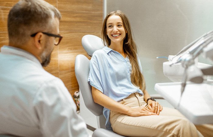 : A dentist talking to his patient about MetLife