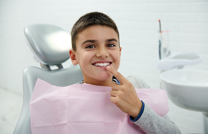 A child visiting the dentist’s office for dental sealants in Studio City